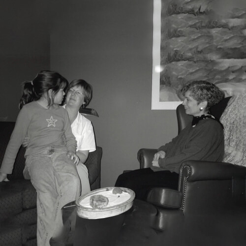 mother and daughter speaking to cancer lifeline volunteer